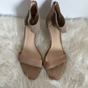 Pelle Moda Womens 8.5 M Tan Suede Elastic Ankle Strap Kitten Heel Sandal